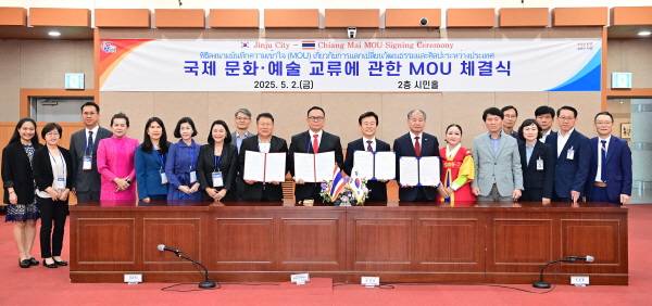 진주시가 지난 2일 태국 치앙마이주 국제교류단과 지역 축제 협력 강화를 위한 국제 문화·예술 교류에 관한 MOU를 체결한 후 단체 기념촬영을 하고 있다. / 진주시