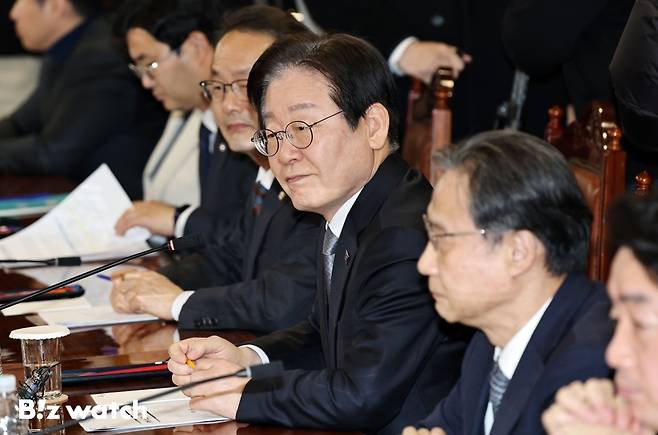 올해 1월 20일 오후 서울 중구 명동 은행연합회관에서 열린 '민생 경제 회복을 위한 더불어민주당-은행권 현장간담회'에서 더불어민주당 이재명 대표가 조용병 은행연합회장의 모두발언을 듣고 있다. 2025.1.20 사진공동취재단