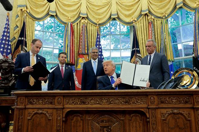 도널드 트럼프 미국 대통령이 5일(현지시간) 백악관 집무실에서 의약품 제조 촉진 관련 행정명령에 서명했다.(사진=AFP)