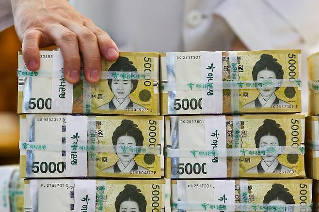 서울 중구 하나은행 위변조대응센터에서 직원이 5만원권을 정리하는 모습. (사진=연합뉴스)