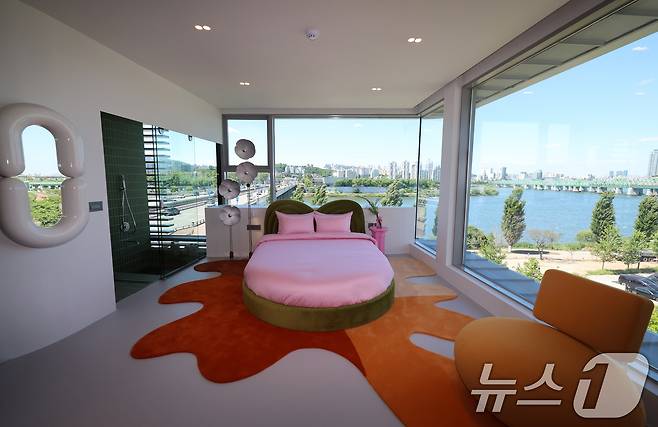 28일 오전 서울 용산구 스카이 스위트 한강브릿지 서울(스카이 스위트). 이날 서울시와 에어비앤비는 코로나19로 사용이 중단된 한강대교 북단 전망카페(직녀카페)를 리모델링해 만든 스카이 스위트를 공개 했다. (공동취재) 2024.5.28/뉴스1 ⓒ News1 박지혜 기자