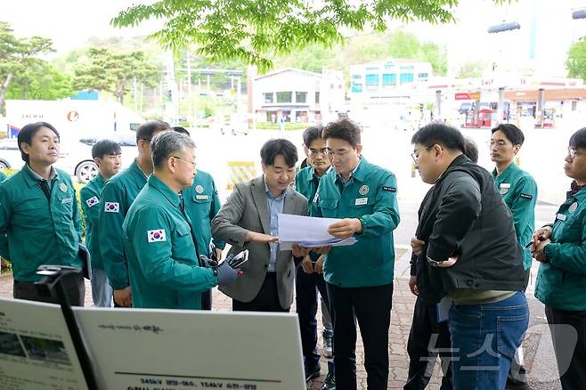 노관규 순천시장이 25일 지중화 공사 현장을 찾아 땅꺼짐 사고에 대한 안전 점검을 하고 있다.(순천시 제공. 재판매 및 DB 금지)