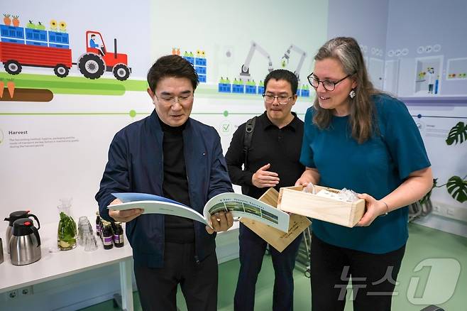 노관규 순천시장이 해외 일정 기간 네덜란드 와게닝겐 대학교 관계자와 그린바이오 산업에 대해 이야기하고 있다.(순천시 제공. 재판매 및 DB 금지)