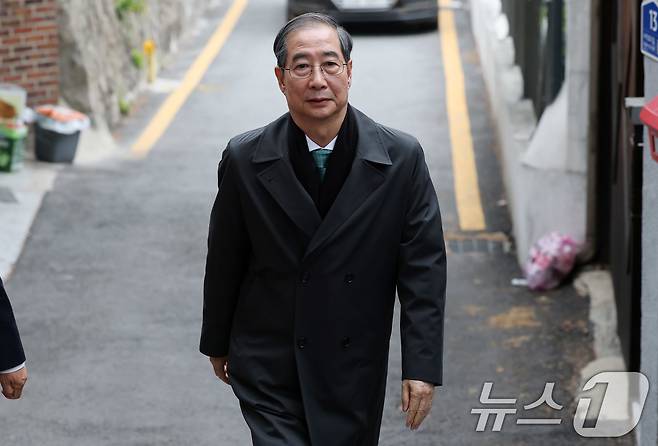 한덕수 무소속 대통령 선거 예비 후보가 5일 손학규 전 민주당 대표와 만찬 회동을 갖기위해 서울 종로구 한 식당으로 들어서고 있다. 2025.5.5/뉴스1 ⓒ News1 박세연 기자