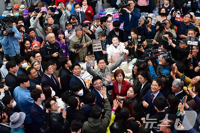 김문수 국민의힘 대통령 후보가 6일 경북 포항시 죽도시장에서 지지자들의 연호 속에 시장 투어를 하고 있다. 2025.5.6/뉴스1 ⓒ News1 최창호 기자