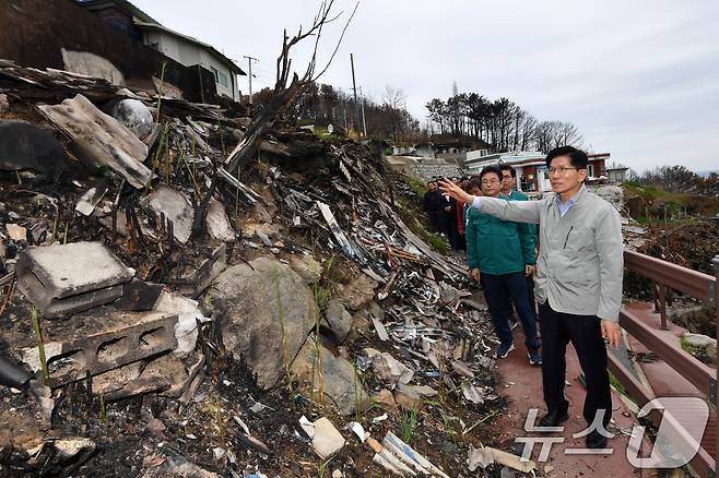 김문수 국민의힘 대통령 후보가 6일 초대형산불피해지역인 경북 영덕군 영덕읍 석리 마을을 찾아 피해 현장을 살펴보고 있다. 2025.5.6/뉴스1 ⓒ News1 최창호 기자
