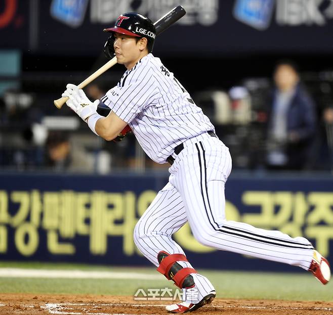 LG 홍창기가 16일 잠실구장에서 열린 2025 KBO리그 삼성과 경기 3회말 1사 내야땅볼을 치고 있다. 잠실 | 최승섭기자 thunder@sportsseoul.com