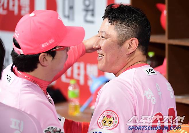 6회 3점홈런을 날린 최형우 축하해주는 양현종.