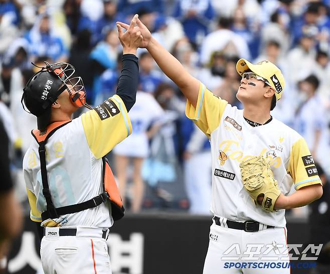 5일 대전 한화생명볼파크에서 열린 삼성-한화전. 9회초 김서현이 등판해 3대1 승리를 지킨 후 이재원 포수와 세리머니를 하고 있다. 대전=정재근 기자 cjg@sportschosun.com/2025..5.5/