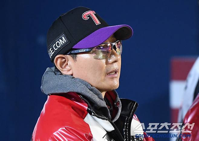 2일 서울 잠실구장에서 열린 SSG-LG전. 염경엽 감독이 답답한 표정으로 경기를 지켜보고 있다. 잠실=정재근 기자 cjg@sportschosun.com/2025.5.2/