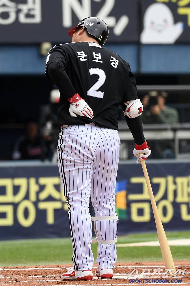 전날 만루포와 스리런포까지 터뜨리며 기대감이 컸던 4번 타자 문보경은 초구에 맞고 말았다.
