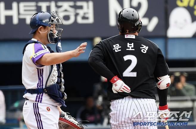 통증을 호소하는 문보경에게 다가온 포수 양의지.