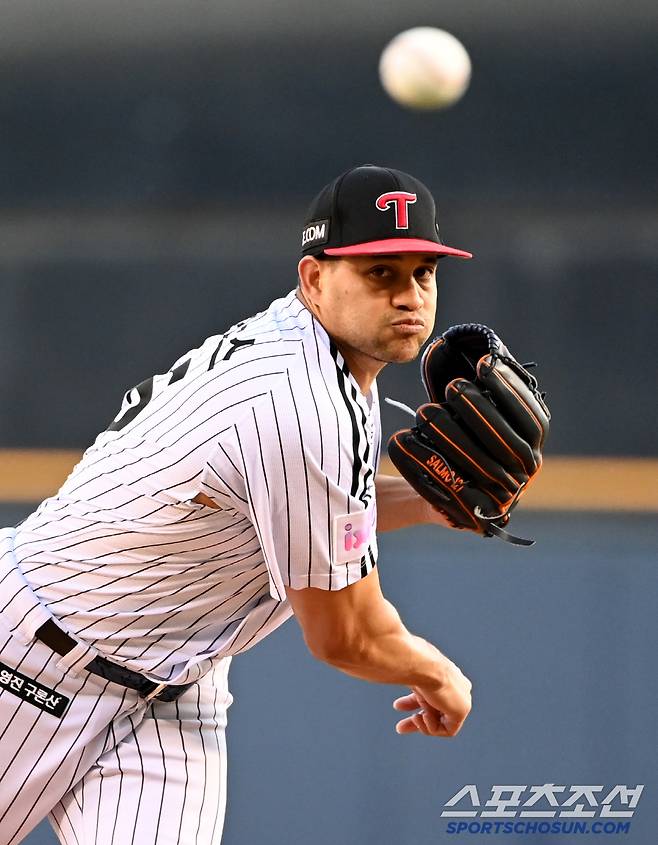 24일 잠실야구장에서 열린 NC와 LG의 경기, LG 선발투수 치리노스가 역투하고 있다. 잠실=허상욱 기자wook@sportschosun.com/2025.04.24/