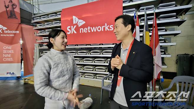 김택수 진천선수촌장이 세계1위 일본 펜싱스타 에무라 미사키를 16강에서 꺾은 '반전승부사' 김정미를 격려하고 있다. 사진=전영지 기자