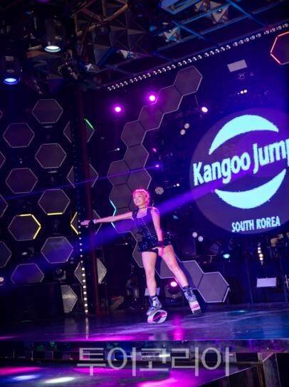 캉구 점프 국제트레이너 최민경 트레이너의 캉구 점핑 시범 모습/사진=서울시