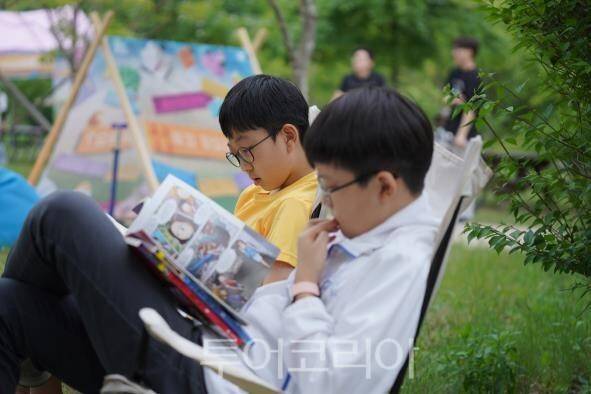 책읽는 한강공원에서 책을 읽고 있는 어린이 모습/사진=서울시
