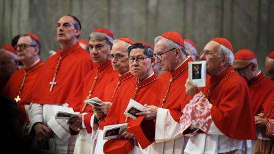 차기 교황을 선출하는 콘클라베에 참여하는 추기경들 연합뉴스