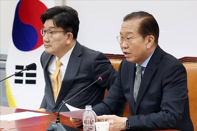 권영세 국민의힘 비상대책위원장(오른쪽)과 권성동 국민의힘 원내대표(왼쪽) ⓒ데일리안 홍금표 기자