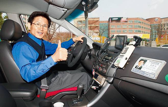경기도지사 시절 김 후보가 직접 택시 운전을 하며 민심을 청취하고 있다.