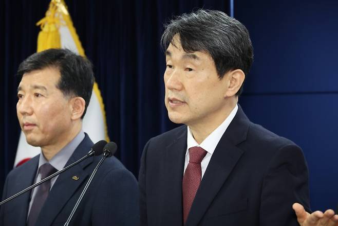 이주호 부총리 겸 교육부 장관이 의과대학 선진화를 위한 총장협의회 회장단 양오봉 전북대 총장, 이해우 동아대 총장, 한국의과대학의학전문대학원협회 이종태 이사장 등과 7일 서울 종로구 정부서울청사에서 학생 복귀 및 의대교육 정상화 브리핑을 하고 있다. 연합뉴스 제공