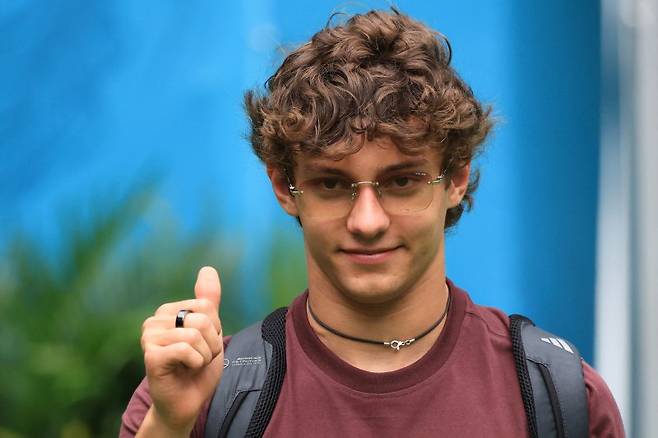 안드레아 키미 안토넬리(메르세데스)가 지난 5월 4일 미국 마이애미 인터내셔널 오토드롬 시가지 서킷에서 경기 전 기념 촬영하고 있다. 연합뉴스