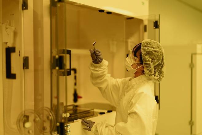 단국대 반도체 클린룸 실습 장면.