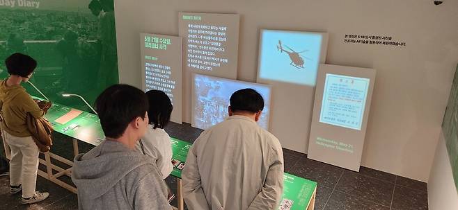 4일 광주광역시 동구 금남로 전일빌딩245에서 5·18민주화운동 45주년 기획전시 ‘증인: 국경을 넘어’ 전시가 열려 시민들이 살펴보고 있다. 김용희 기자 kimyh@hani.co.kr