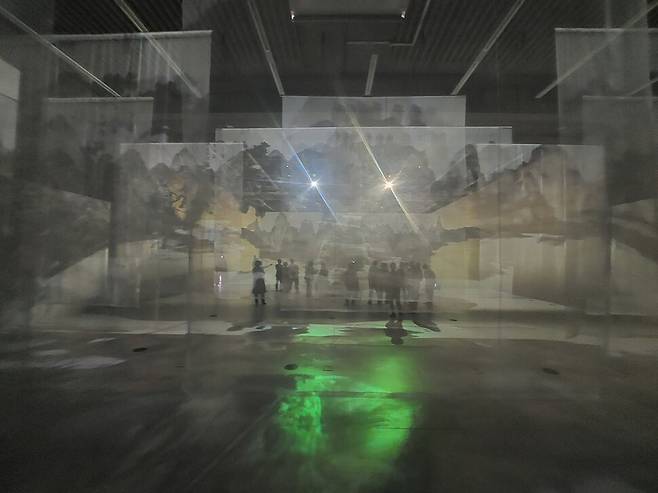 광주 국립아시아문화전당에서 초대전을 열고 있는 이이남 작가의 대표작인 ‘산수극장’. 노형석 기자