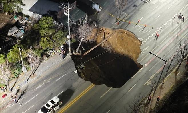 지난 3월24일 저녁 서울 강동구 명일동 대명초교 사거리 인근에서 대형 땅꺼짐 사고가 발생해 경찰과 소방이 현장을 통제하고 있다. 김영원 기자 forever@hani.co.kr