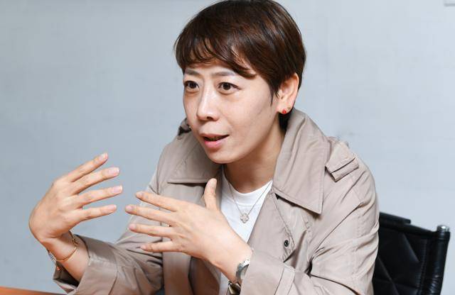 '세상을 비집고'를 연출한 최복희 PD가 2022년 한국일보와 인터뷰하고 있다. 김하겸 인턴기자