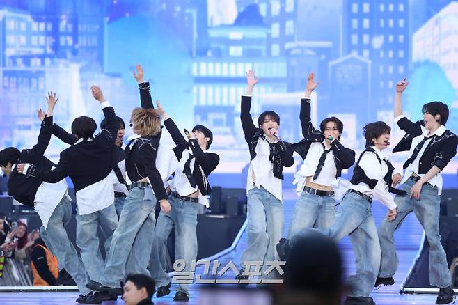 그룹 크래비티가 3일 인천 서구 아시아드주경기장에서 열린 'Trend wave Festival 2025 (트렌드웨이브 2025)'에서 멋진 무대를 선보이고 있다. 스튜디오와, ITP인천테크노파크가 주최 및 주관하며 일간스포츠, 이코노미스트, 이데일리가 미디어 후원하는 ‘트렌드웨이브 2025’는 K-POP, K-DANCE 공연을 넘어 K-컬쳐의 전 부문을 경험할 수 있는 신개념 페스티벌이다. 인천=서병수 기자 qudtn@edaily.co.kr /2025.05.03/