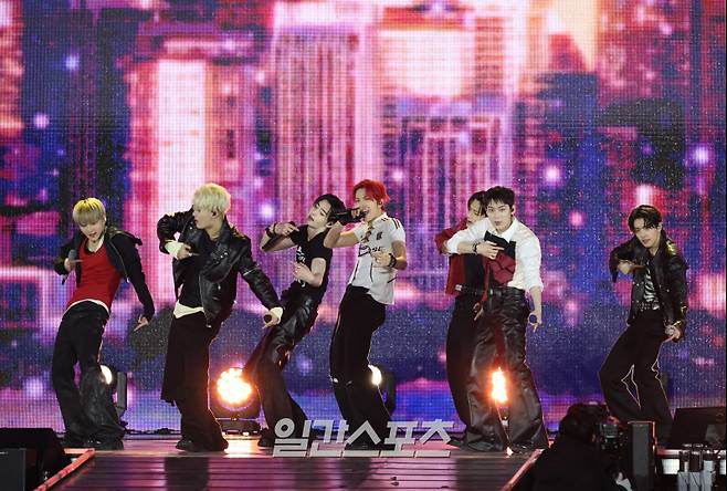 그룹 엔하이픈이 3일 인천 서구 아시아드주경기장에서 열린 'Trend wave Festival 2025 (트렌드웨이브 2025)'에서 멋진 무대를 선보이고 있다. 스튜디오와, ITP인천테크노파크가 주최 및 주관하며 일간스포츠, 이코노미스트, 이데일리가 미디어 후원하는 ‘트렌드웨이브 2025’는 K-POP, K-DANCE 공연을 넘어 K-컬쳐의 전 부문을 경험할 수 있는 신개념 페스티벌이다. 인천=서병수 기자 qudtn@edaily.co.kr /2025.05.03/