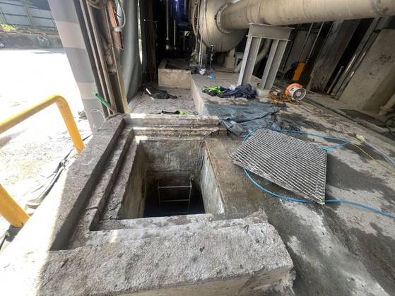 4일 오전 9시 44분께 전북 전주시 덕진구 팔복동 한 제지공장의 맨홀 안에서 작업을 하다가 5명이 쓰러져 병원으로 이송됐다. 이 중 50대 A씨 등 2명은 심정지 상태로 병원으로 옮겨진 뒤 사망했다. 연합뉴스