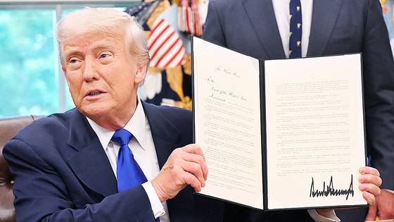 5일(현지시간) 도널드 트럼프 미국 대통령이 백악관에서 의료관련 행정명령에 사인하고 포즈를 취하는 모습 AFP=연합뉴스