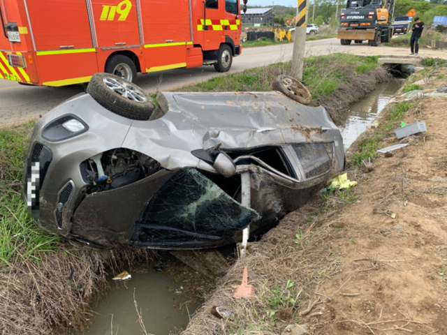 ▲ 6일 오후 2시 54분쯤 철원 동송읍 대위리 인근 도로에서 승용차 한 대가 커브길에 미끄러지며 배수로에 전복됐다. 강원소방본부 제공