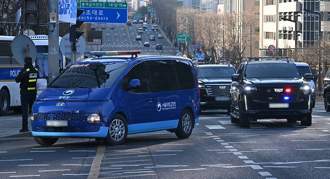 윤 전 대통령이 탑승한 법무부 호송차량 (2025년 2월 20일) 출처 : 연합뉴스