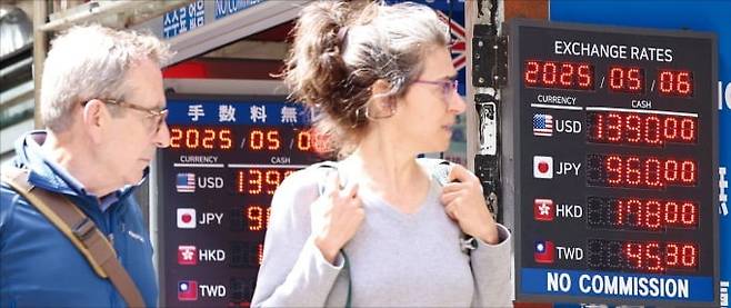 도널드 트럼프 미국 행정부의 통화 절상 압력이 가시화하고 있다는 관측이 나오면서 대만 등 아시아 통화 가치가 급등하고 있다. 6일 서울 명동 환전소 전광판에 1300원대 원·달러 환율이 표시돼 있다. /최혁 기자