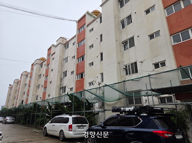 경북 포항시 북구 흥해읍에 있는 한 5층짜리 아파트 입구에 지난 3일 사고 방지용 구조물이 설치돼 있다. 이 아파트는 2017년 11월 국내 관측 사상 두 번째로 큰 규모인 5.4 지진으로 인해 파손돼 ‘수리 불가’ 판정을 받았으나 비용 등의 문제로 철거되지 못했다. 김현수 기자