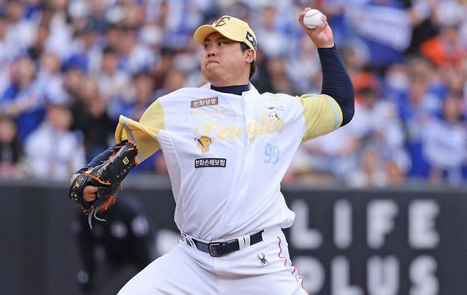 선발 류현진, 5이닝 1실점 ‘든든’ 한화 류현진이 6일 대전구장에서 열린 삼성과의 홈경기에서 선발 등판해 역투하고 있다. 한화 이글스 제공