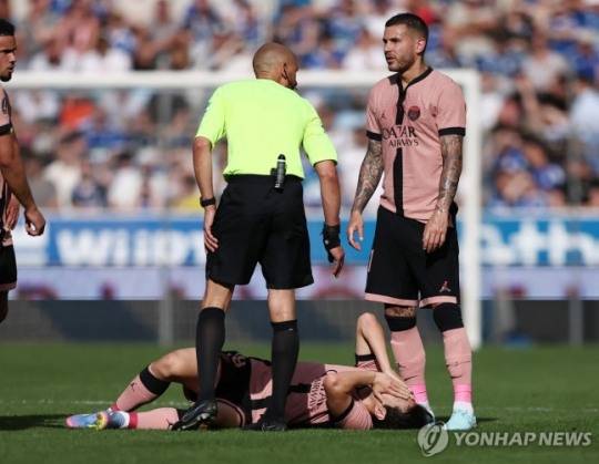 그라운드에 누워 고통을 호소하는 이강인