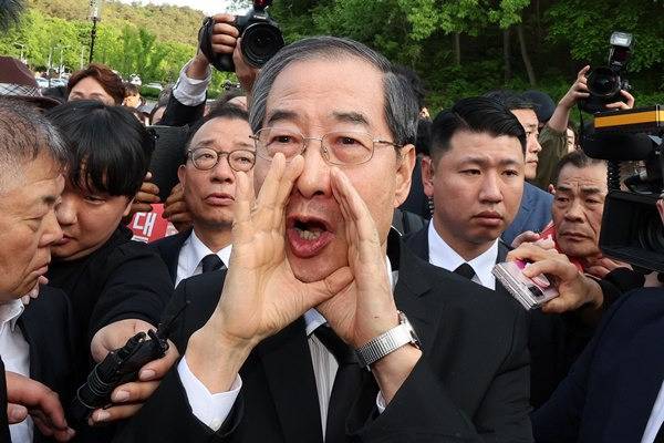 ▲지난 2일 오후 광주 북구 국립 5·18 민주묘지를 찾은 한덕수 전 총리가 광주비상행동 등 시민·사회단체 관계자들의 반발에 가로 막히자 “저도 호남사람” “통합해야한다” “서로 사랑해야 한다”라며 참배를 호소하고 있다. ⓒ연합뉴스