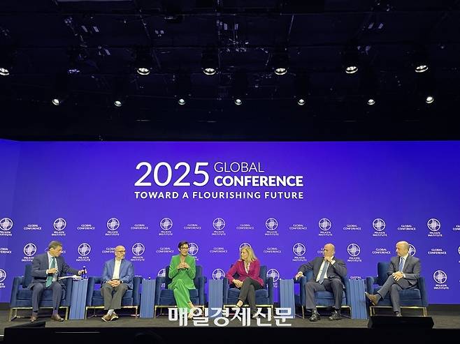 5일(현지시간) 미국 로스앤젤레스(LA)에서 열린 밀컨 콘퍼런스에서 ‘글로벌 자본시장’ 세션 참석자들이 토론하고 있다. 왼쪽부터 데이비드 페이버 CNBC 앵커, 왈리드 알 모카라브 알 무하이리 무바달라투자 부사장, 제인 프레이저 씨티그룹 최고경영자(CEO), 제니 존슨 프랭클린템플턴 CEO, 하비 슈워츠 칼라일 CEO, 앤드루 설리번 프루덴셜파이낸셜 CEO. 윤원섭 특파원