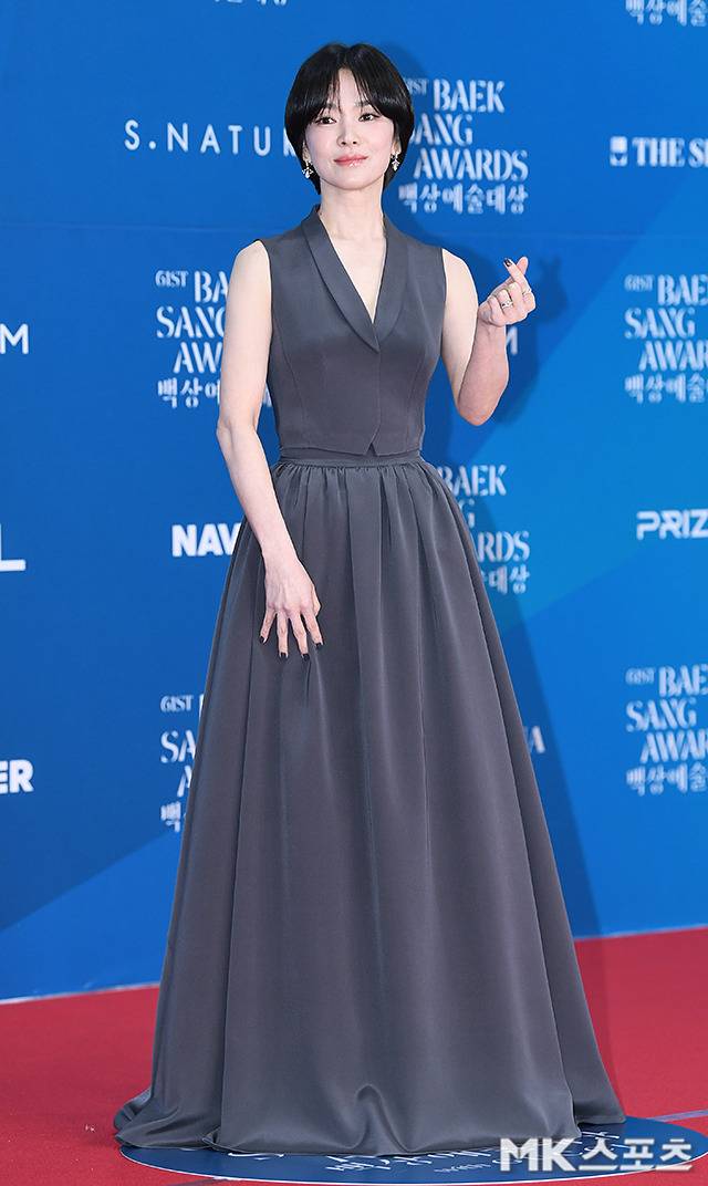 송혜교는 차콜 그레이 컬러의 슈트 베스트와 롱스커트 셋업을 선택했다.사진=천정환 기자