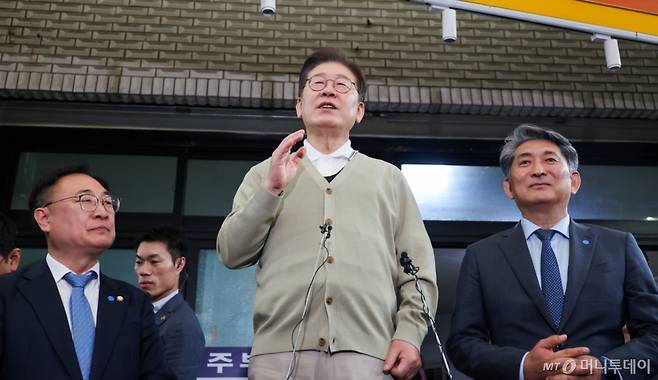 (영동=뉴스1) 안은나 기자 = 이재명 더불어민주당 대통령 후보가 골목골목 경청투어 이틀차인 6일 오후 충북 영동군 영동중앙시장을 찾아 즉흥 연설을 하고 있다. 2025.5.6/뉴스1 Copyright (C) 뉴스1. All rights reserved. 무단 전재 및 재배포, AI학습 이용 금지. /사진=(영동=뉴스1) 안은나 기자