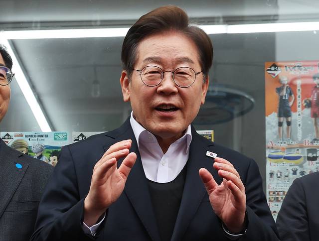 이재명 더불어민주당 대선 후보가 5일 경기도 양평군 양평물맑은시장에서 열린 ‘골목골목 경청투어’에서 발언하고 있다. 연합뉴스