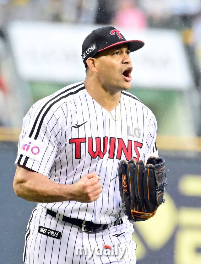 2025년 4월 12일 오후 서울 잠실구장에서 진행된 '2025 신한 SOL뱅크 KBO 리그' 두산 베어스와 LG 트윈스의 경기. LG 선발투수 치리노스가 6회초 2사 만루서 두산 추재현을 삼진으로 처리한 뒤 포효하고 있다./마이데일리