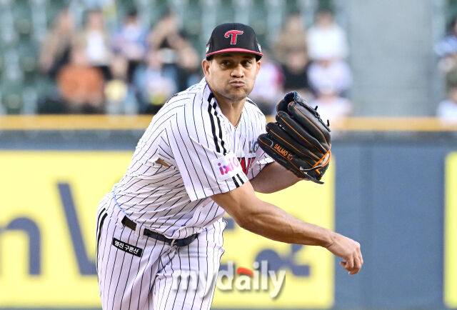 2025년 4월 24일 오후 서울 잠실구장에 진행된 '2025 신한 SOL뱅크 KBO 리그' NC 다이노스와 LG 트윈스의 경기. LG 선발투수 치리노스가 역투하고 있다./마이데일리