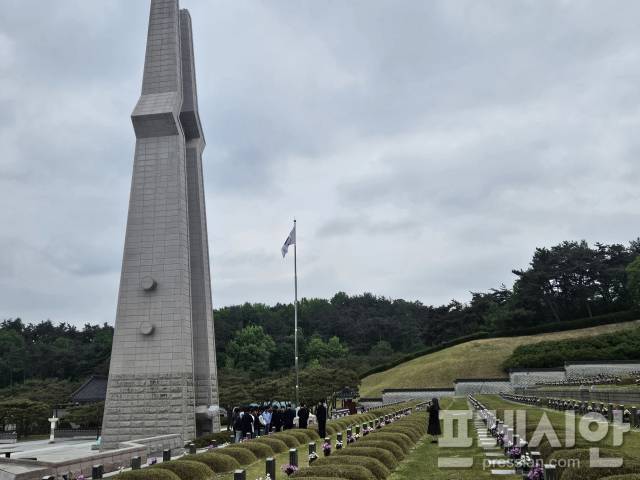 ▲6일 서울가톨릭대학교 신학생들이 국립 5·18민주묘지를 찾아 참배하고 있다.2025.05.06ⓒ프레시안(김보현)