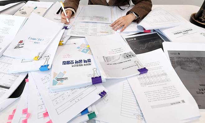 매니페스토취재팀이 2일 서울 용산구 세계일보 사옥에서 중앙선거관리위원회가 홈페이지에 공개한 7개년(2019~2025) 세출 사업별 설명자료, 6개년(2020~2025년) 세입·세출예산 각목명세서, 국회예산정책처의 15개년(2011~2025년) 선관위 예산안 분석 보고서 등 총 6324쪽을 분석하고 있다. 이제원 선임기자