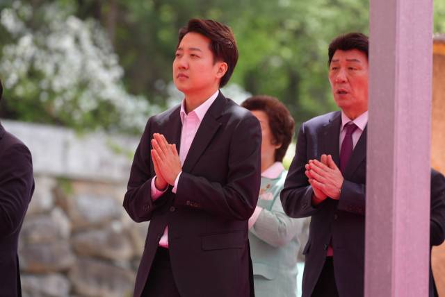 이준석 개혁신당 대선 후보가 5일 부처님오신날 봉축대법회 참석 등을 위해 대구 동화사를 방문하고 있다. 사진제공=이준석 캠프